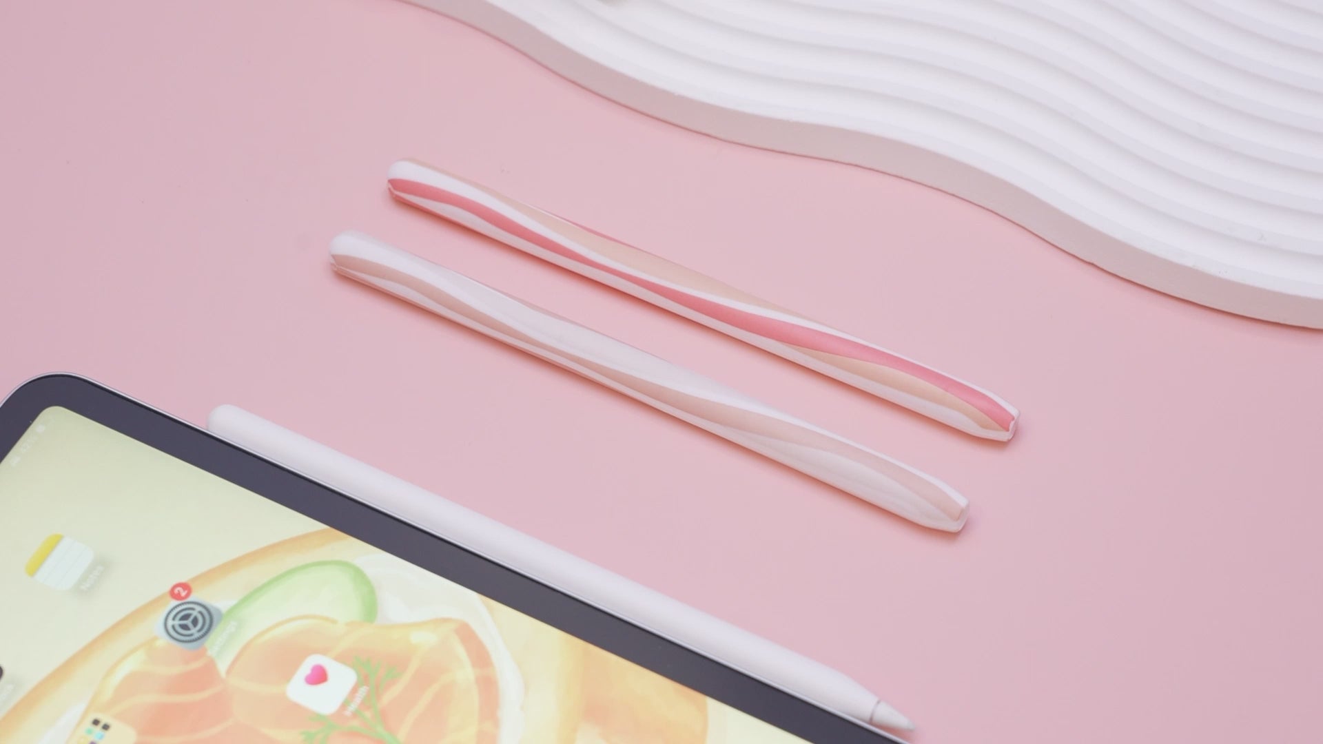 Cargar video: Apple Pencil Sleeve in Dreamy Sands